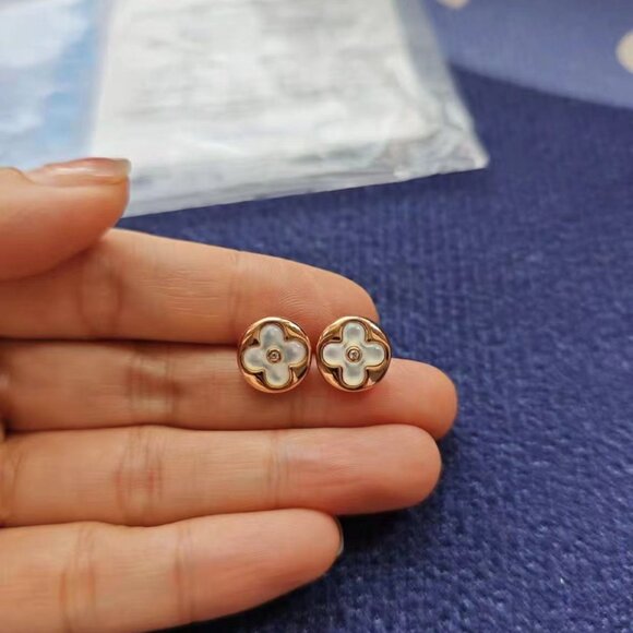 Louis vuitton COLOR BLOSSOM 18K gold shell stud earrings - Picture 3 of 4